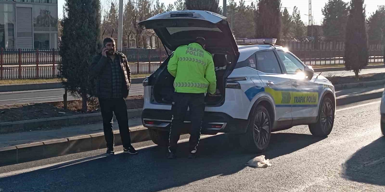 Refüje Çarpıp Ters Dönerek Duran Otomobildeki 2 Kişinin Burnu Bile Kanamadı