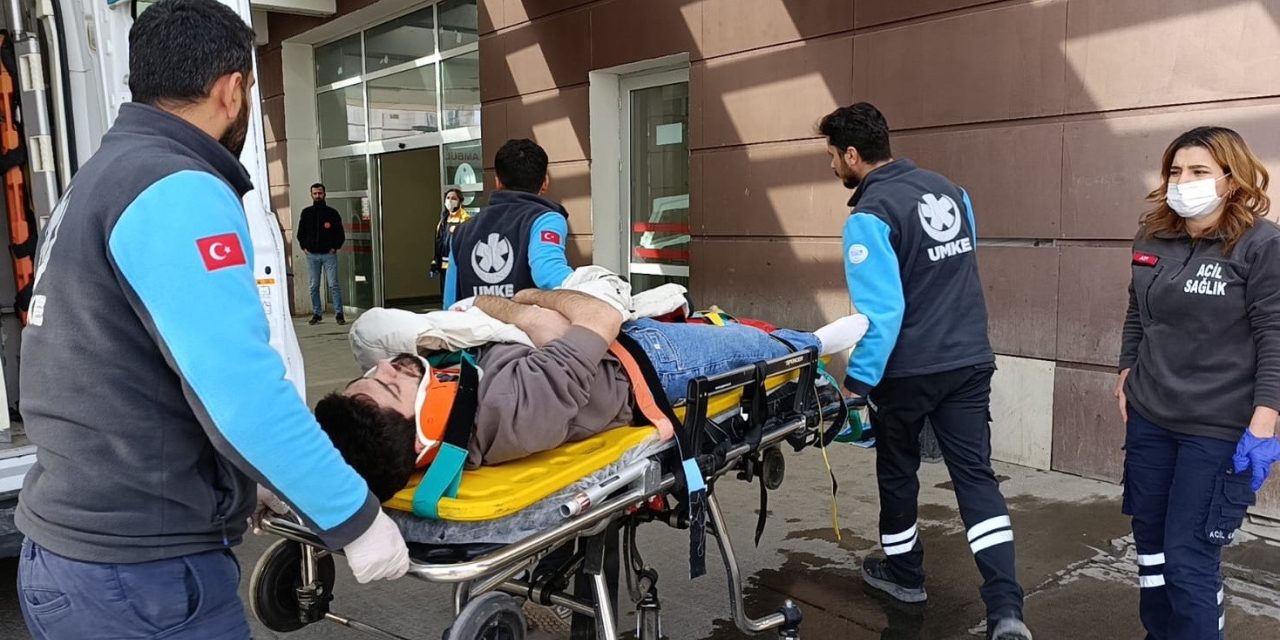 Otomobil Elektrik Direğine Çarptı: 2 Yaralı
