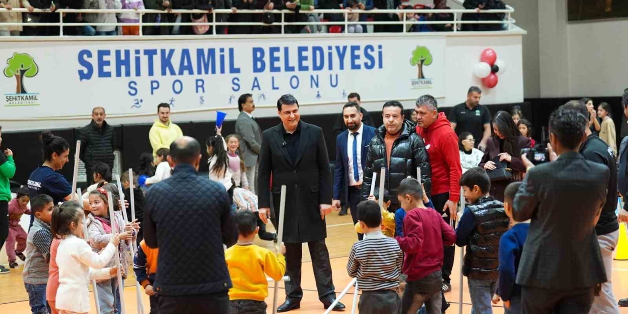 Yılmaz’dan Çocuklara Karne Hediyesi