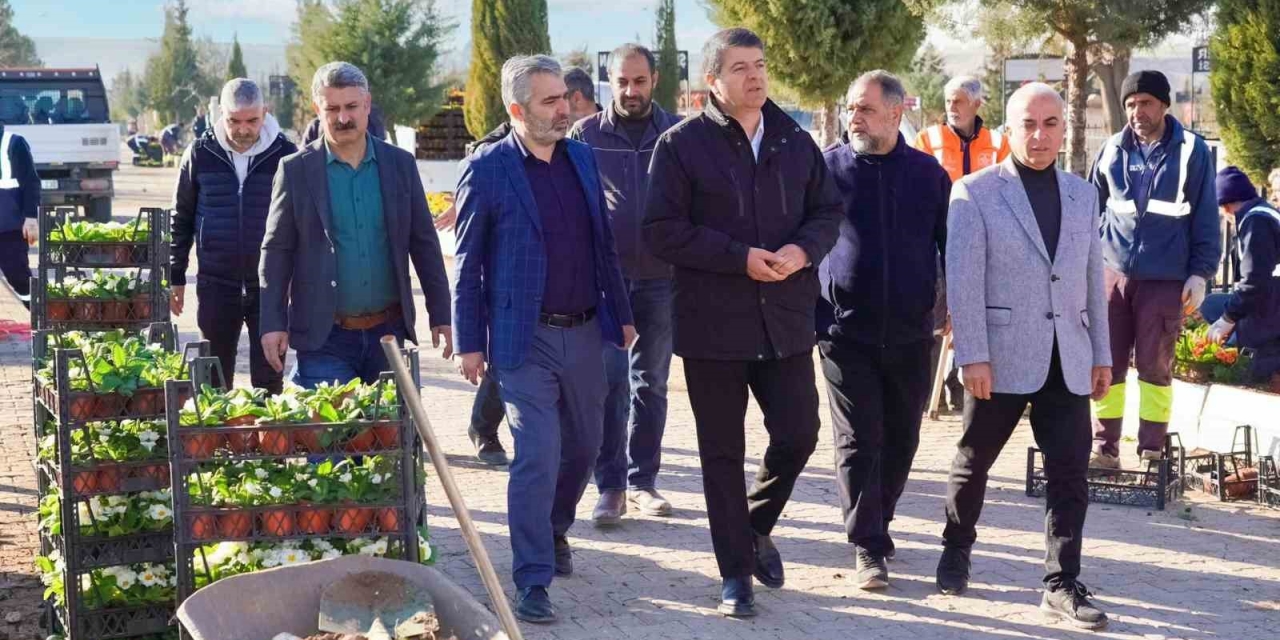 Adıyaman’da Mezarlıkta Bakım Çalışması Yapılıyor