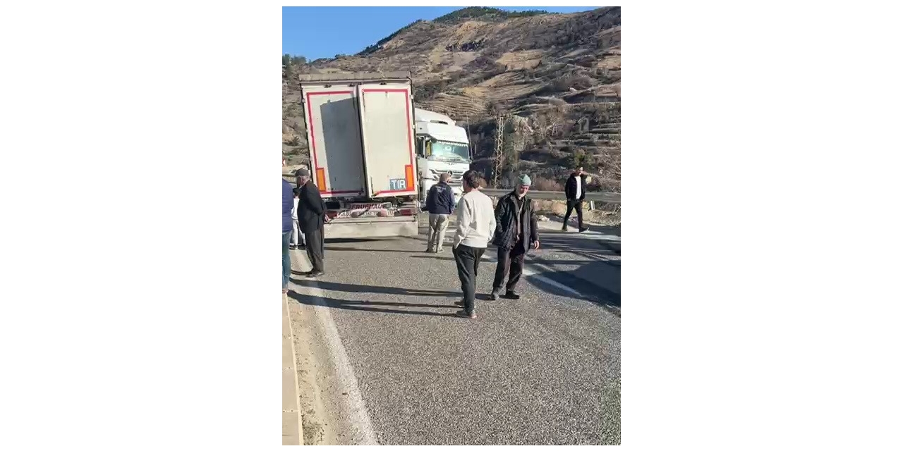 Direksiyonu Kilitlenen Tır Yolu Kapattı