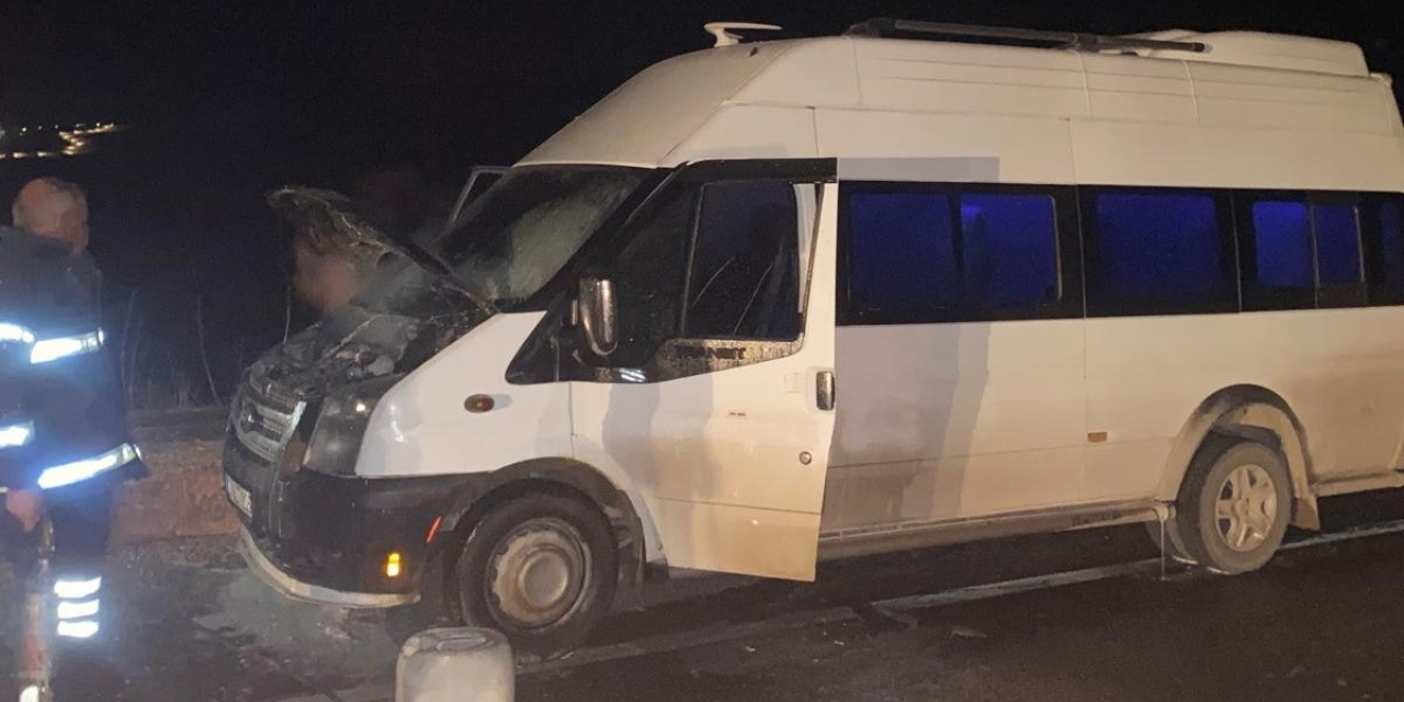 Seyir Halindeki Minibüs Alev Aldı