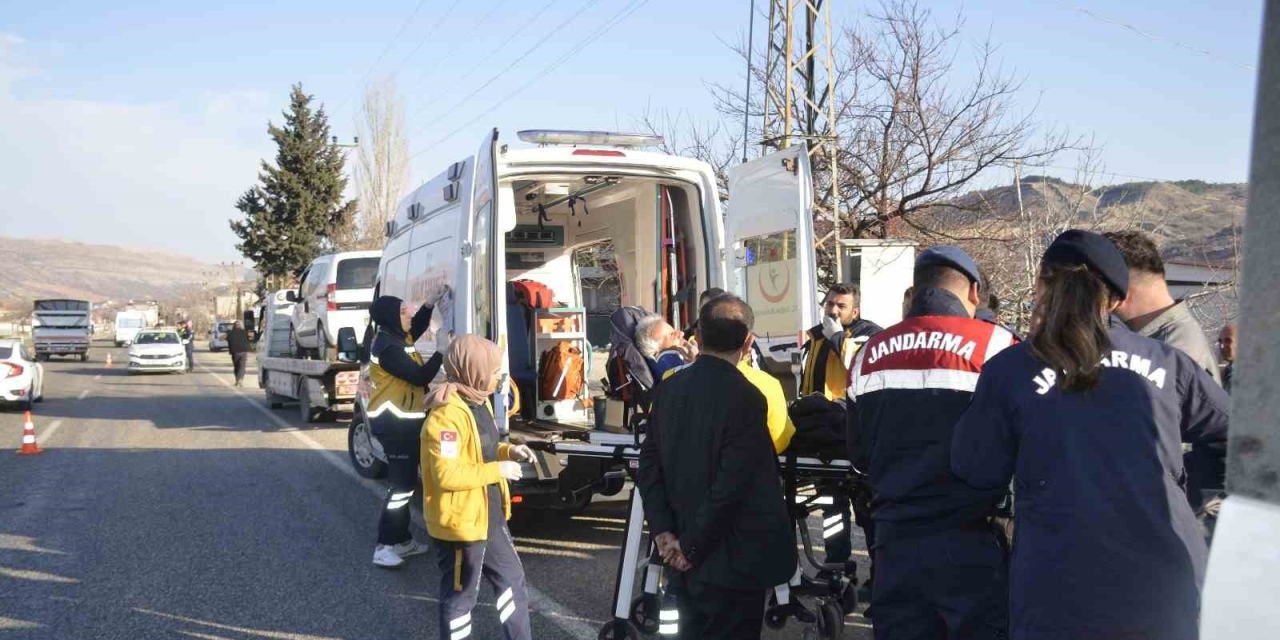 Adıyaman’da 16 Yaşındaki Çocuğun Kullandığı Araç Trafoya Çarptı: 3 Yaralı