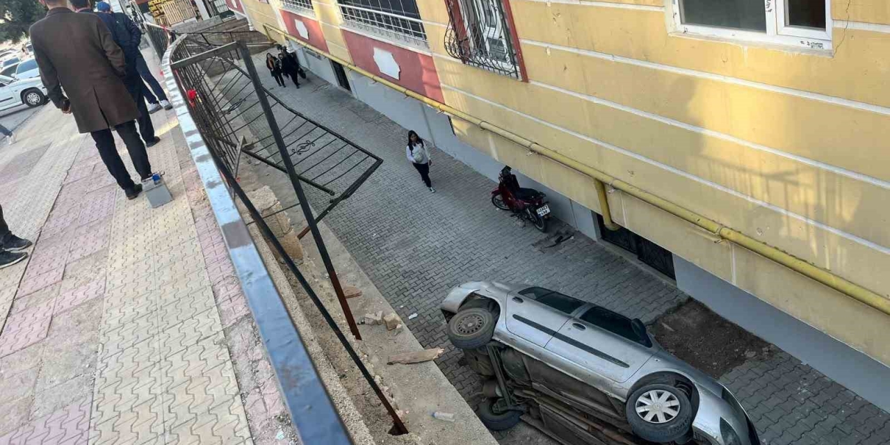 Park Halindeki Otomobil Apartman Boşluğuna Düştü