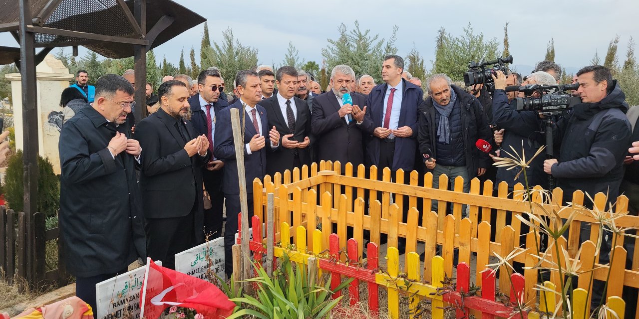 CHP Genel Başkanı Özel, Adıyaman’da Deprem Şehitliğine Karanfil Bıraktı