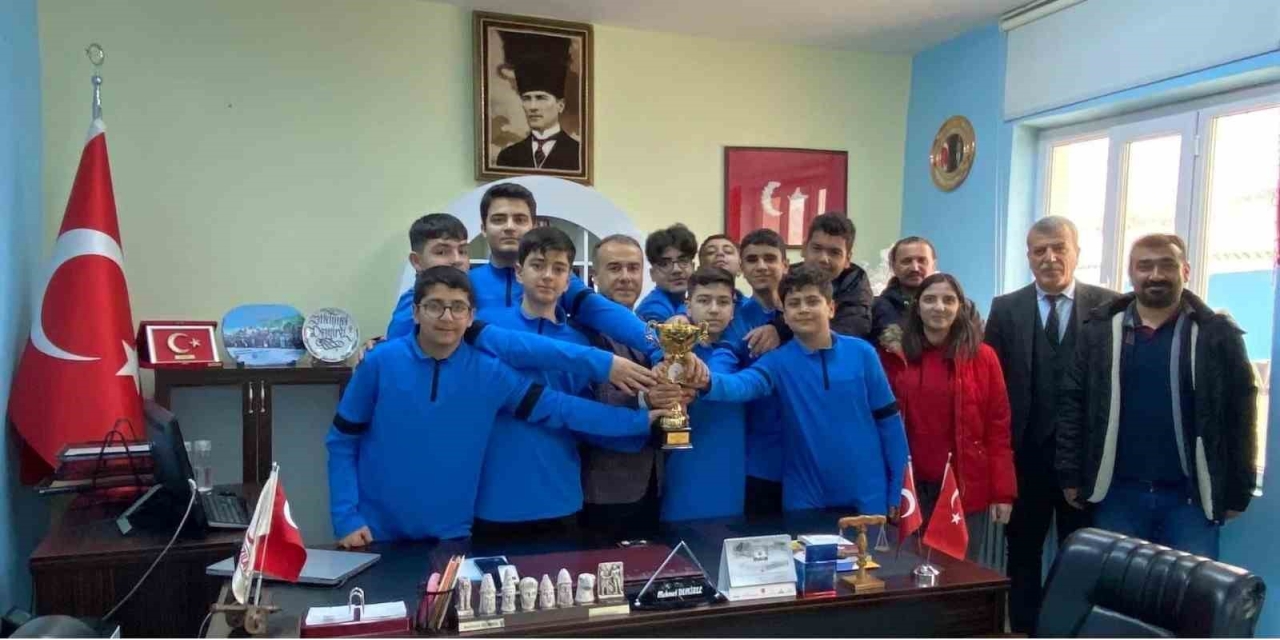 Tuğsuz Ali Ağa Ortaokulu Basketbol Takımından Şampiyonluk Ziyareti