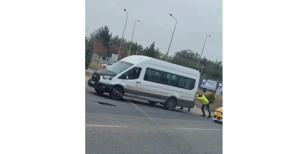 Diyarbakır’da Yolda Kalan Sürücünün Aracını Trafik Polisi İterek Yardım Etti