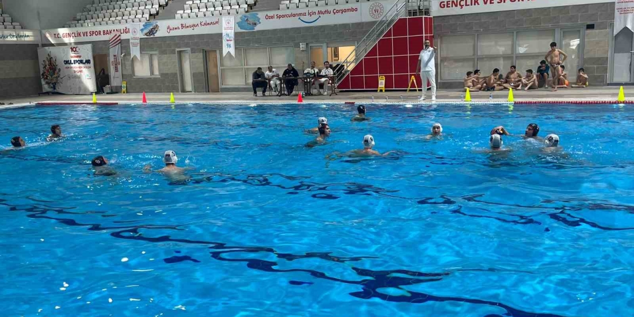 Sanko Okulları Genç Kız Ve Genç Erkek Yüzme Takımları Şampiyon Oldu