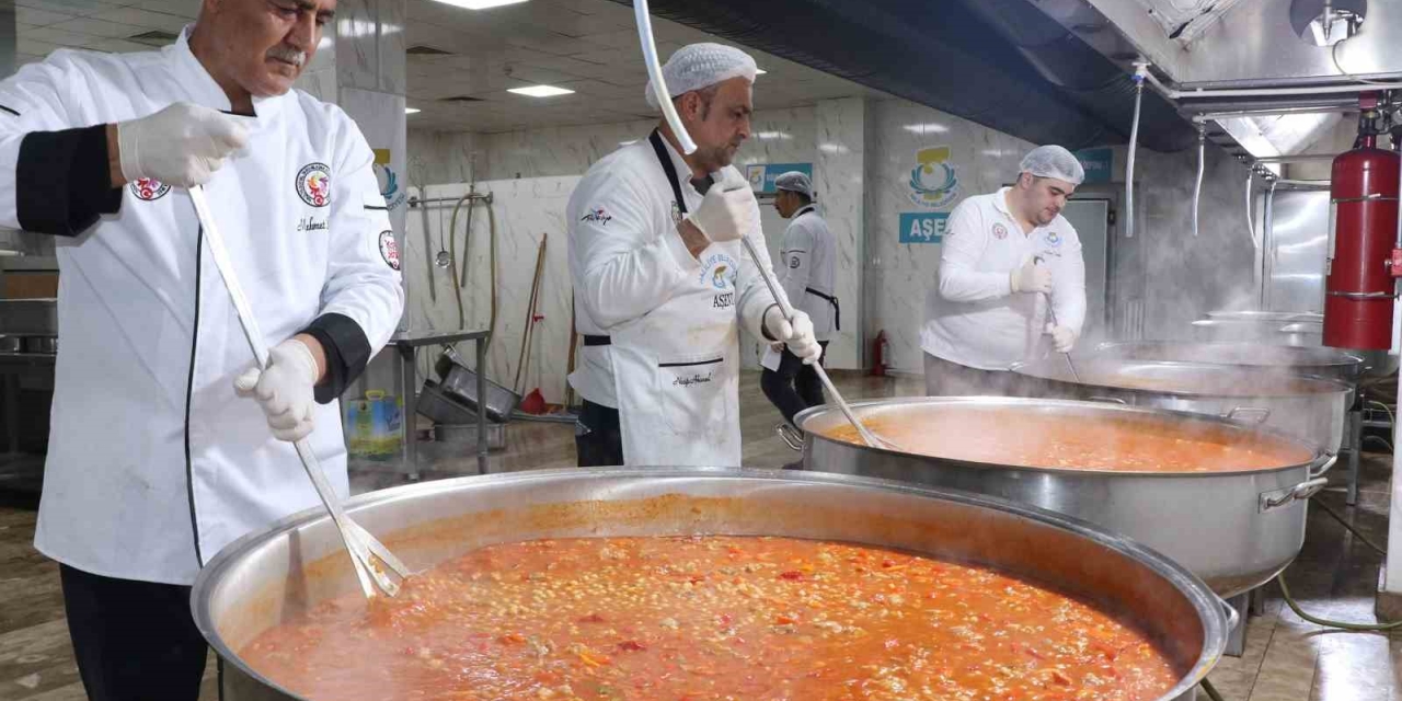Haliliye’de Sıcak Yemek Dağıtımı Sürüyor