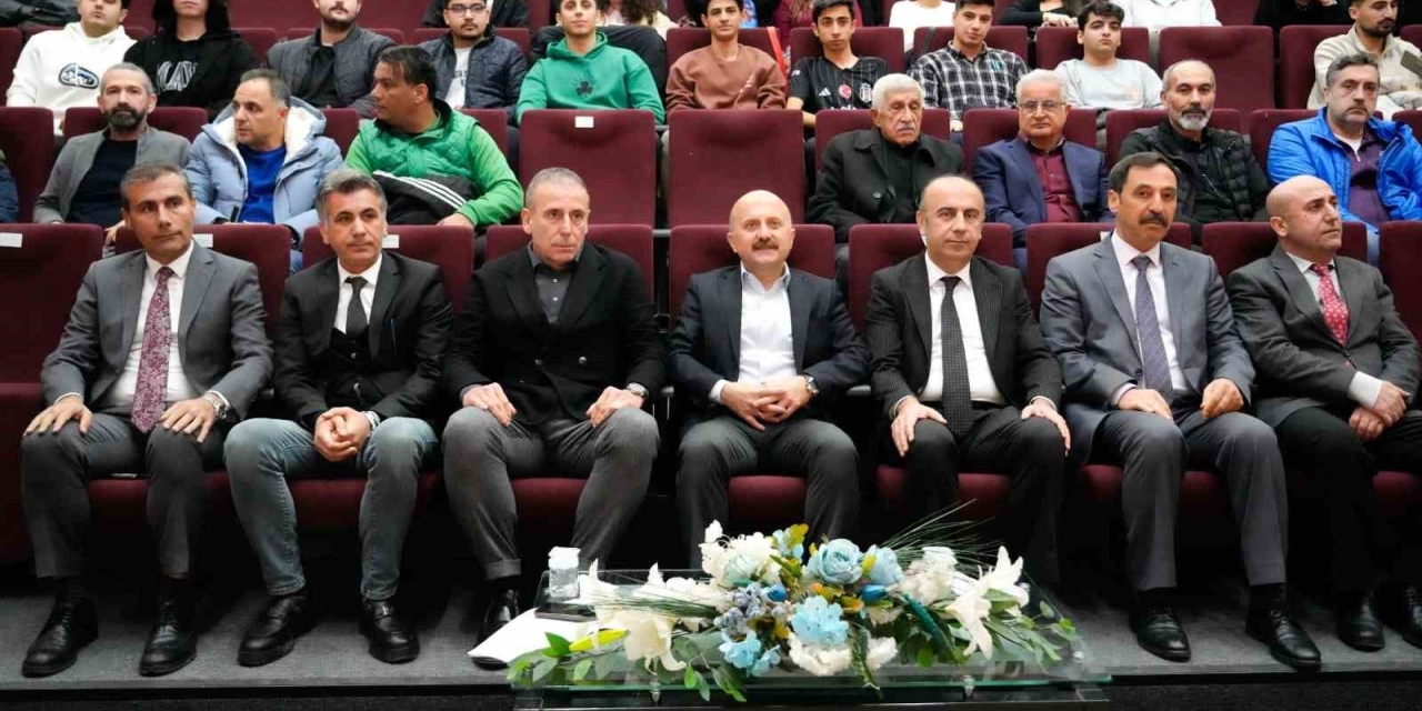 "futbolda Yeni Trendler Ve Liderlik" Başlıklı Söyleşi Düzenlendi
