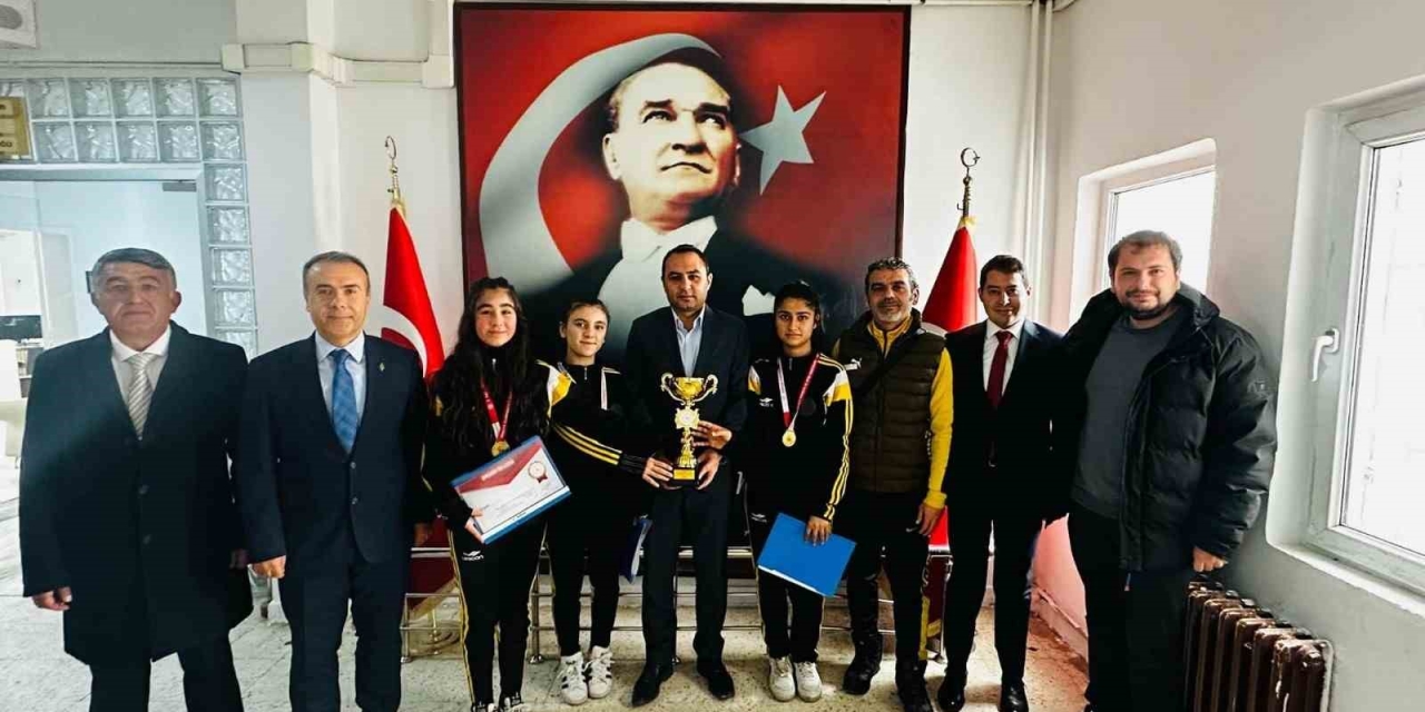 Dart Takımı Şampiyonlarından Kaymakam Partal’a Ziyaret