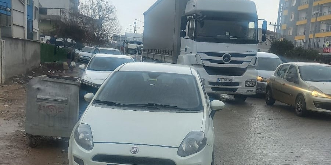 Kendi Kendine Hareket Eden Otomobil Yayalara Çarptı: 3 Yaralı