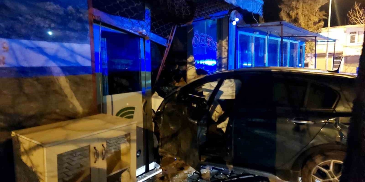 İtfaiye Aracıyla Çarpışan Otomobil İşyerine Girdi