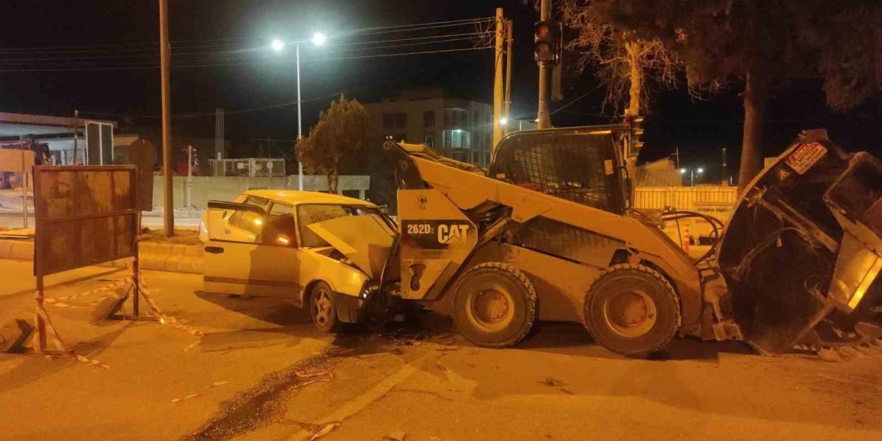 Otomobil İş Makinesine Çarptı: 1 Yaralı