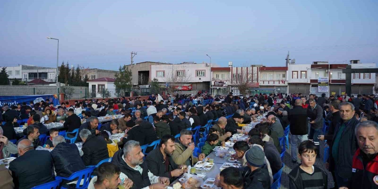 Kahta Belediyesi’nin İftar Çadırına Yoğun İlgi