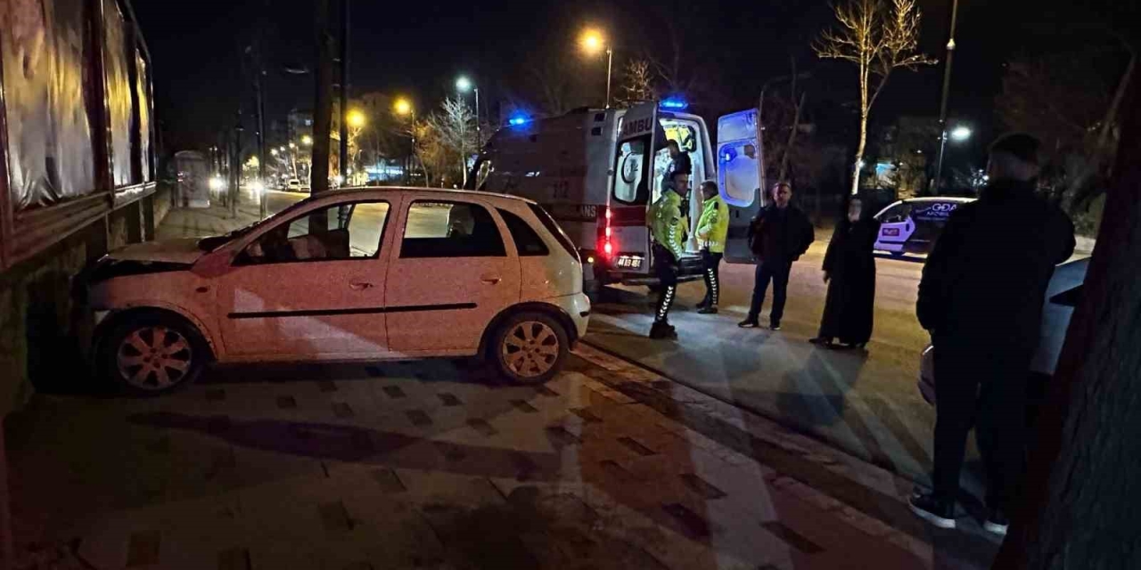Kontrolden Çıkan Otomobil Duvara Çarparak Durabildi