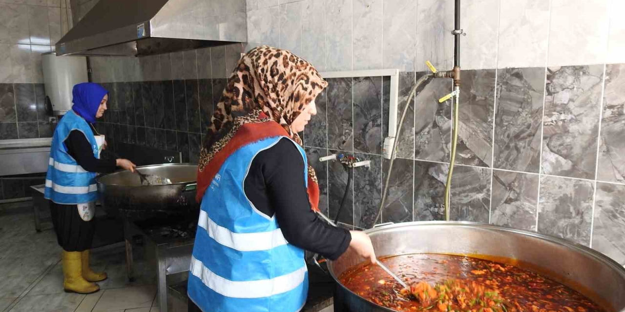 Aşevinde Gönüllü Çalışan Kadınlar Günlük Bin 200 Kişiye Yemek Hazırlıyor