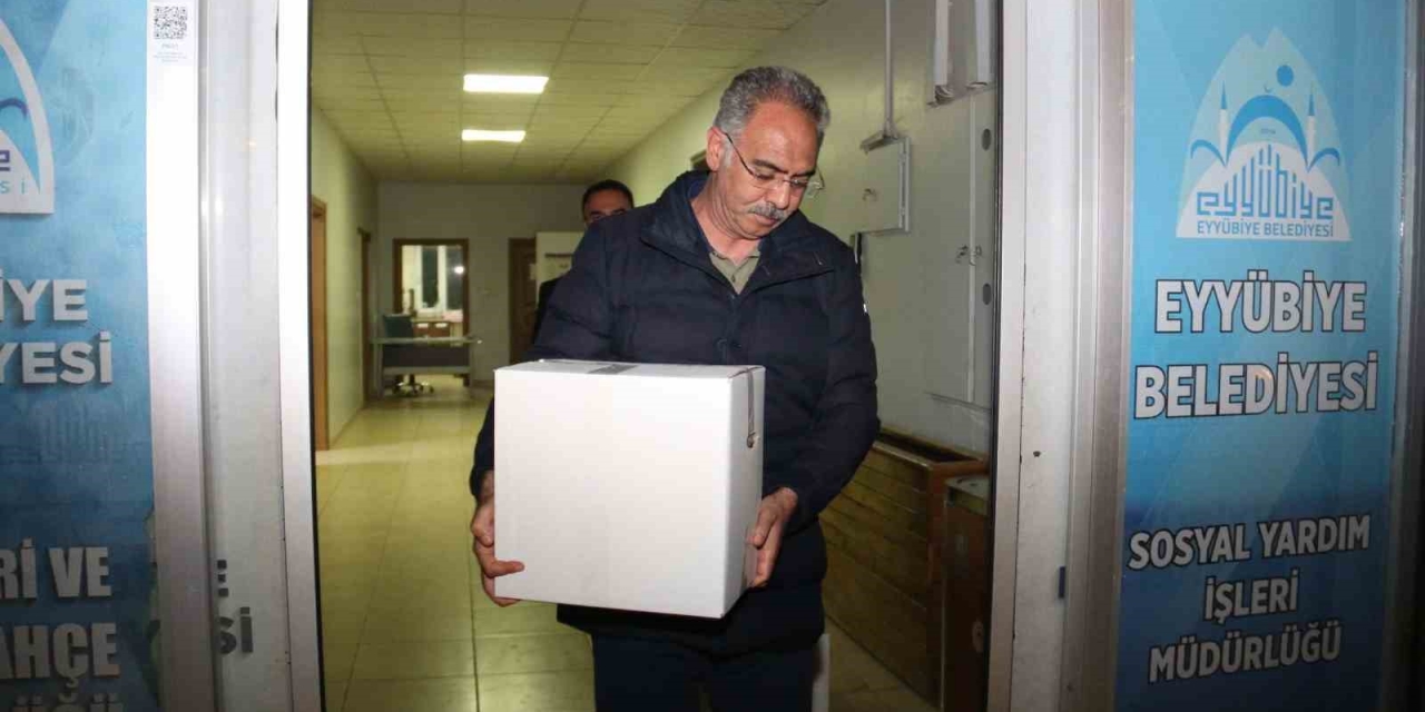 Başkan Kuş Ve Ekibi Gece Yarısına Kadar Gıda Kolisi Dağıttı