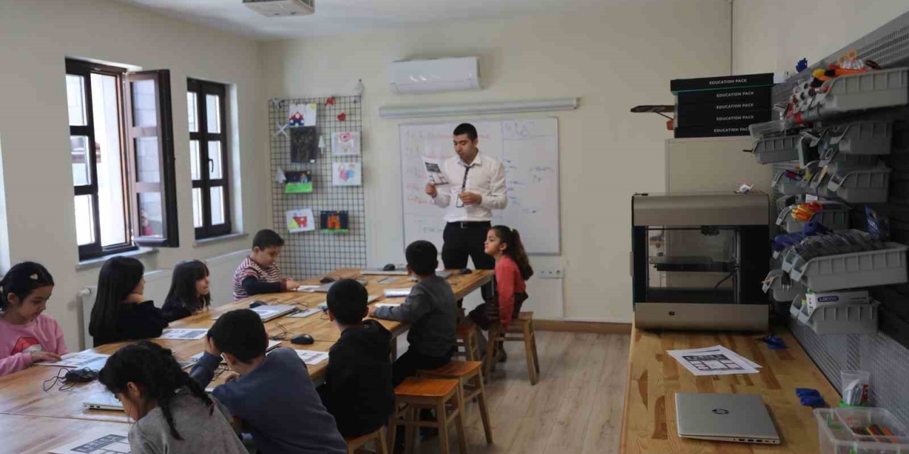 Diyarbakır’da Dezavantajlı Çocuklar Ve Okul Öğrencileri Etkinlik Atölyelerinde Yazılım Gibi Birçok Alanda Eğitim Görüyor