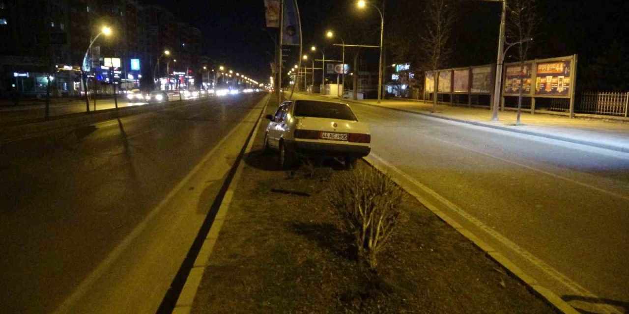 Malatya’da Kontrolden Çıkan Tofaş Refüje Çıktı: 1 Yaralı