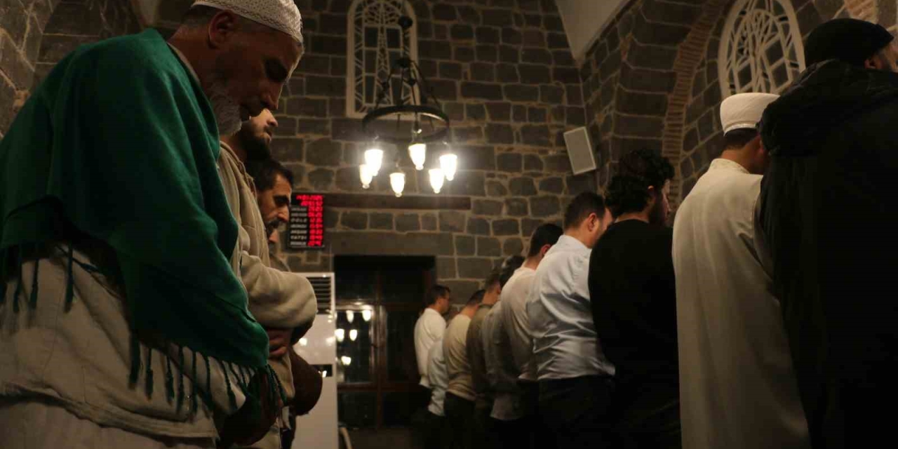 Diyarbakır’daki Bu Camide Teravihte Bir Cüz Okunuyor