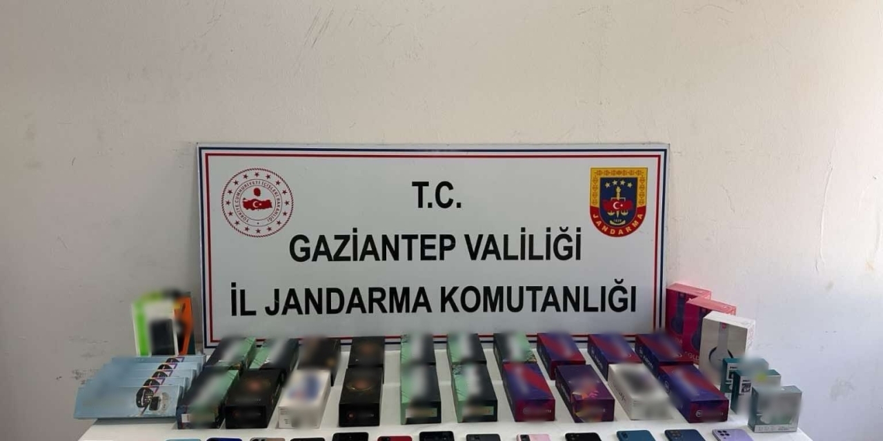 Gaziantep’te 2 Milyon Tl Değerinde Kaçak Telefon Ve Saat Ele Geçirildi: 2 Gözaltı