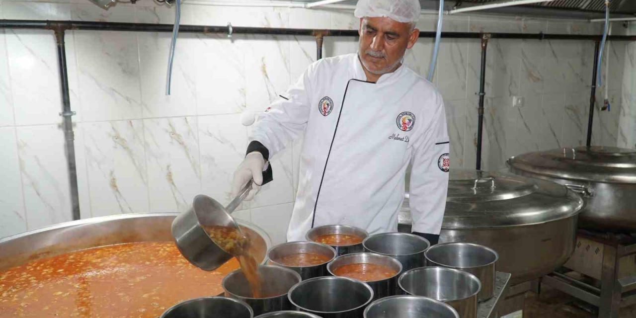 Haliliye’de Binlerce Kişiye İftar Yemeği Ulaştırılıyor