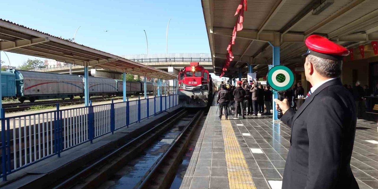 Turistik Diyarbakır Ekspresi Treni Davul Ve Zurna İle Karşılandı