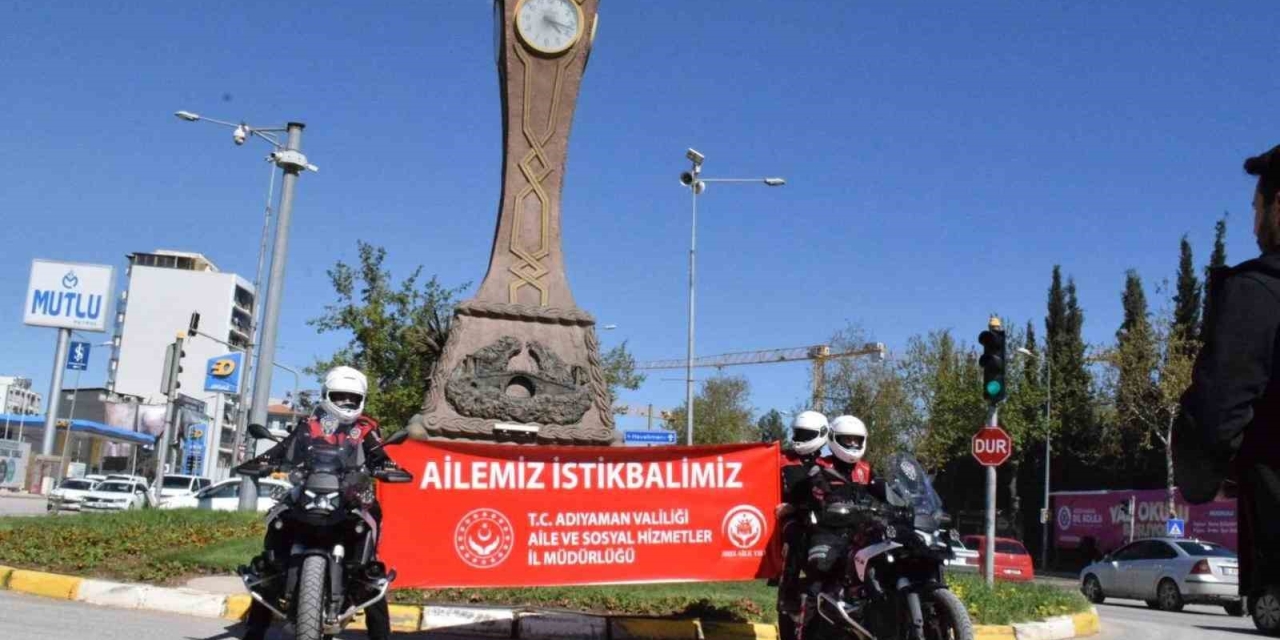 Polislerden Aile Yılı Pankartı