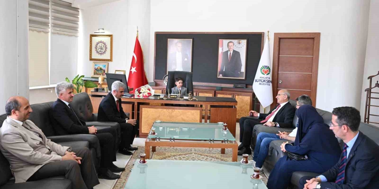 Başkan Er," Bu Koltuklara Hizmet Bilinci İle Oturulması Gerekiyor"