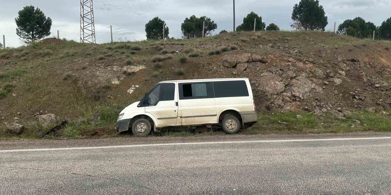 Gölbaşı’ndan Minibüs Şarampole Savruldu: 3 Yaralı