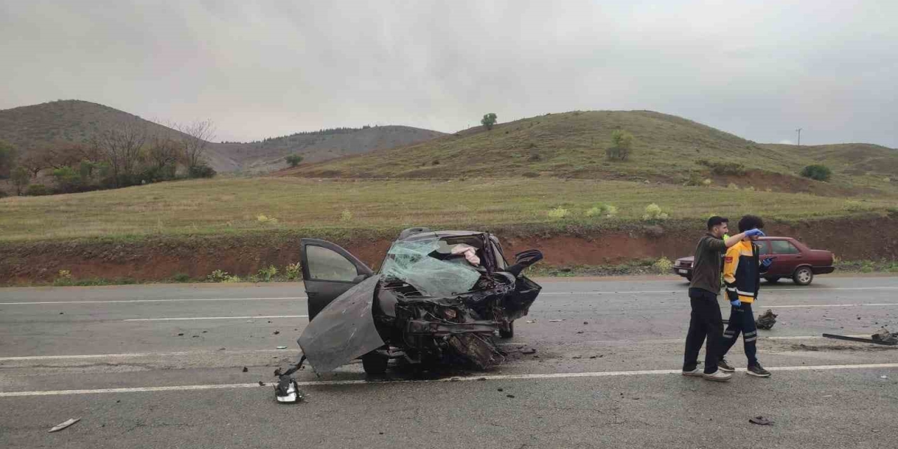 Malatya’da Hafif Ticari Araç İle Otomobil Çarpıştı: 2 Ölü, 2 Yaralı