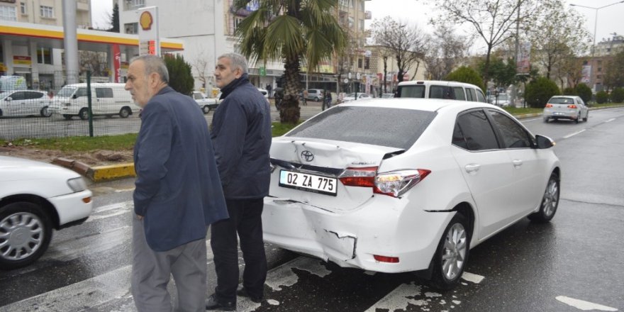 Minibüs İle Otomobil Çarpıştı: 2 Yaralı