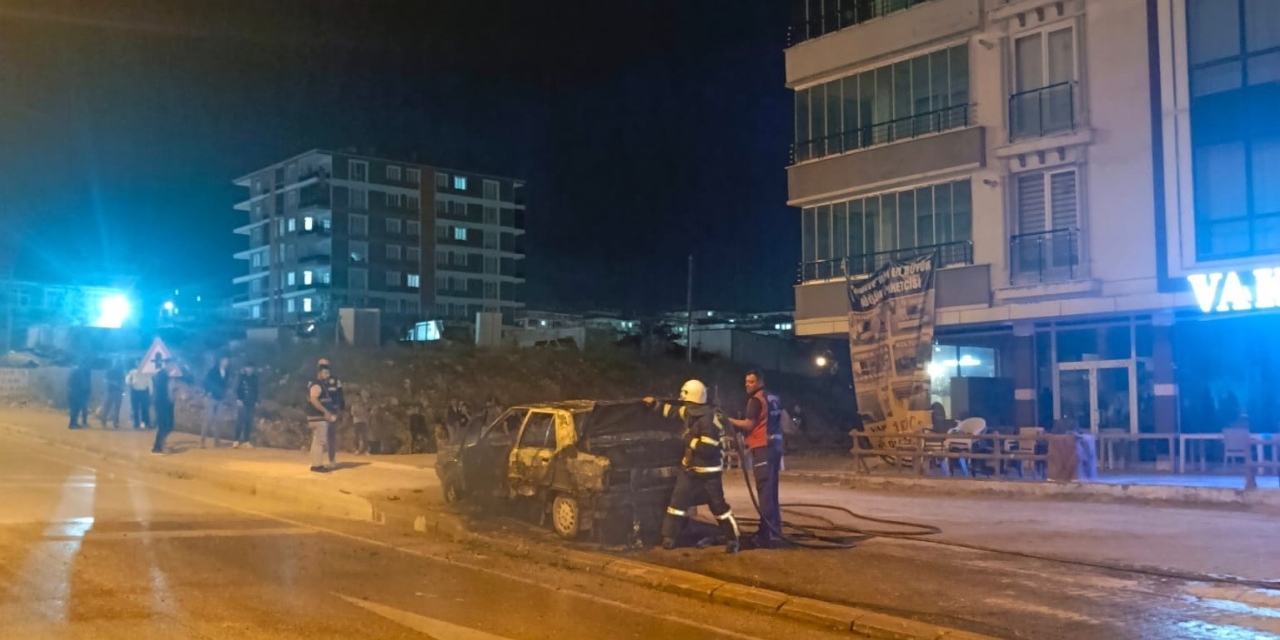 Adıyaman’da Park Halindeki Otomobil Yandı