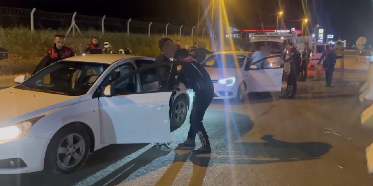 Kahta'daki Asayiş Uygulamasında Ruhsatsız 4 Tabanca Ele Geçirildi