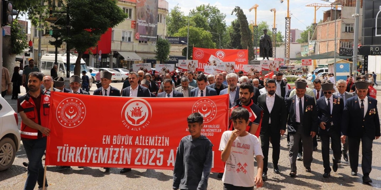 Adıyaman’da Yüzlerce Kişi ’aile’ İçin Yürüdü