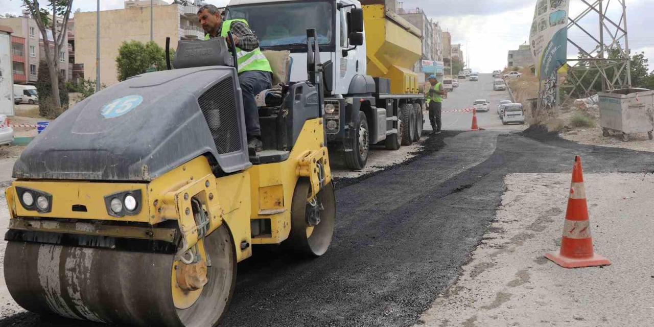 Haliliye’de Yollar Sıcak Asfaltla Yenileniyor