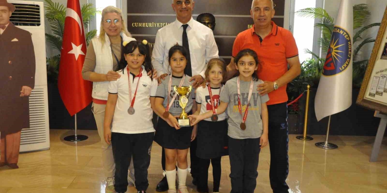 Gkv’nin Altın Kulaçları Şampiyonluk Madalya Ve Kupalarını Kaptırmadı