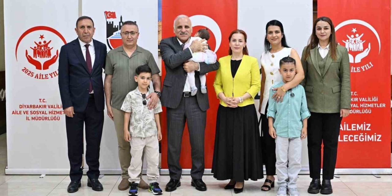 Diyarbakır’da Bir Kız Çocuğu İmza Töreniyle Koruyucu Ailesine Teslim Edildi