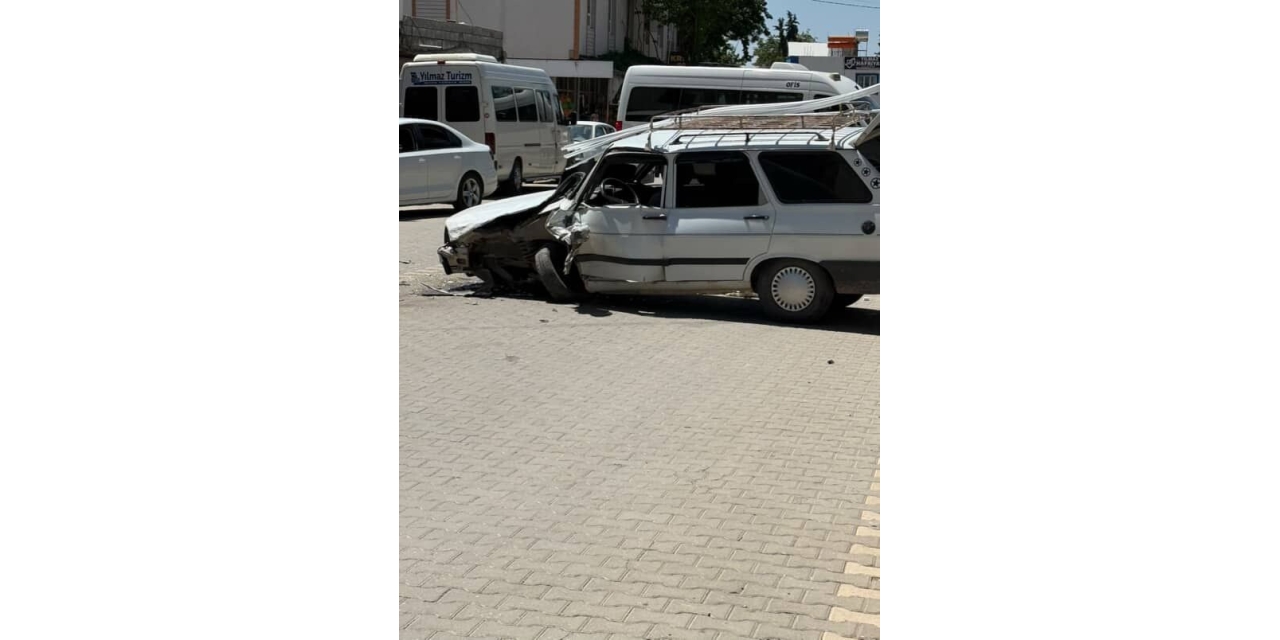 Minibüs İle Otomobil Çarpıştı