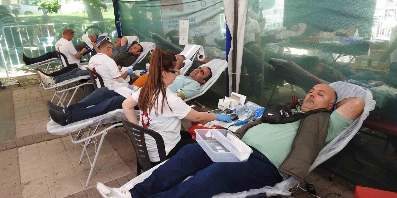 Gaziantep’te Kan Bağışı Kampanyasına Vatandaşlar Akın Etti