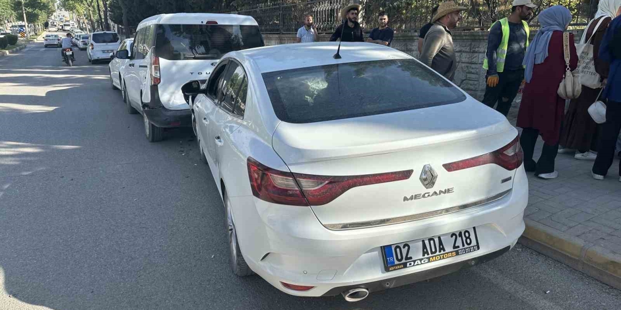Otomobil Park Halindeki Araçlara Çarptı