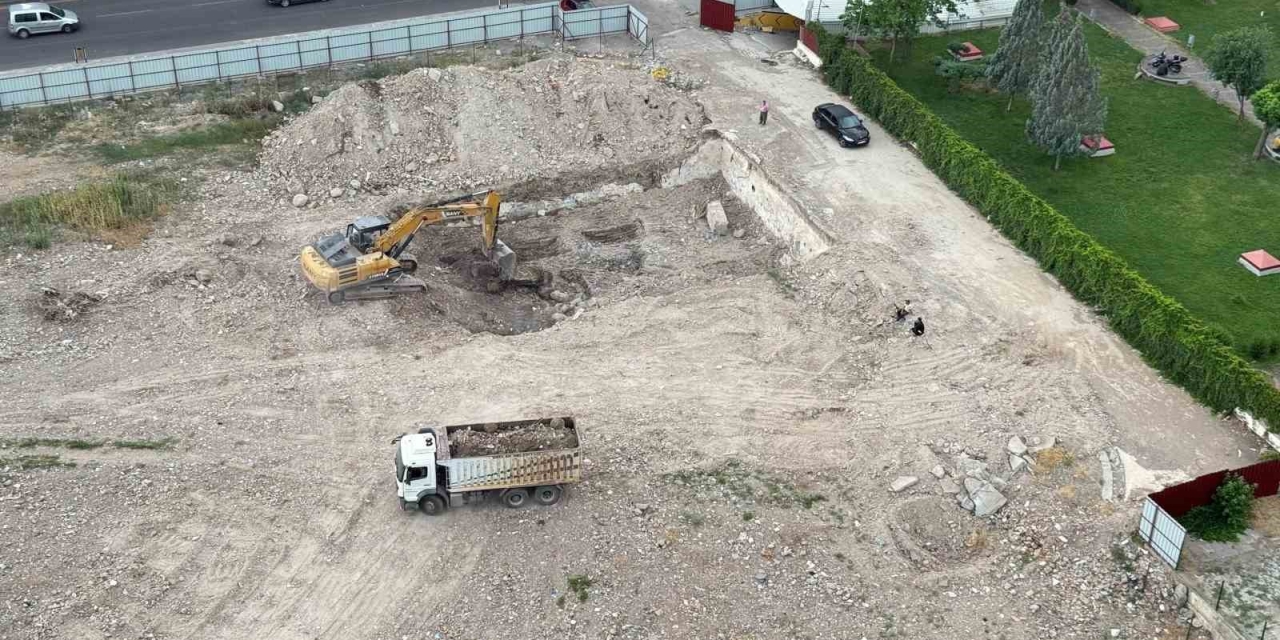 Diyarbakır’da 89 Kişinin Hayatını Kaybettiği Galeria İş Merkezi’nin Yerinde Dönüşümünde İlk Kepçe Vuruldu