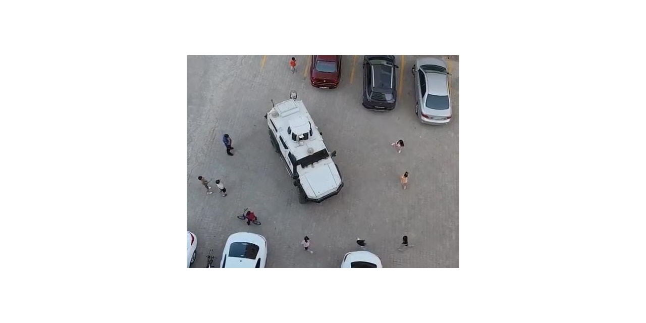 Diyarbakır’da Çocuklar Polis Aracının Etrafını Sardı, Meslek Tanıtımı Ve Araca Bindirilmeleriyle Merakları Giderildi