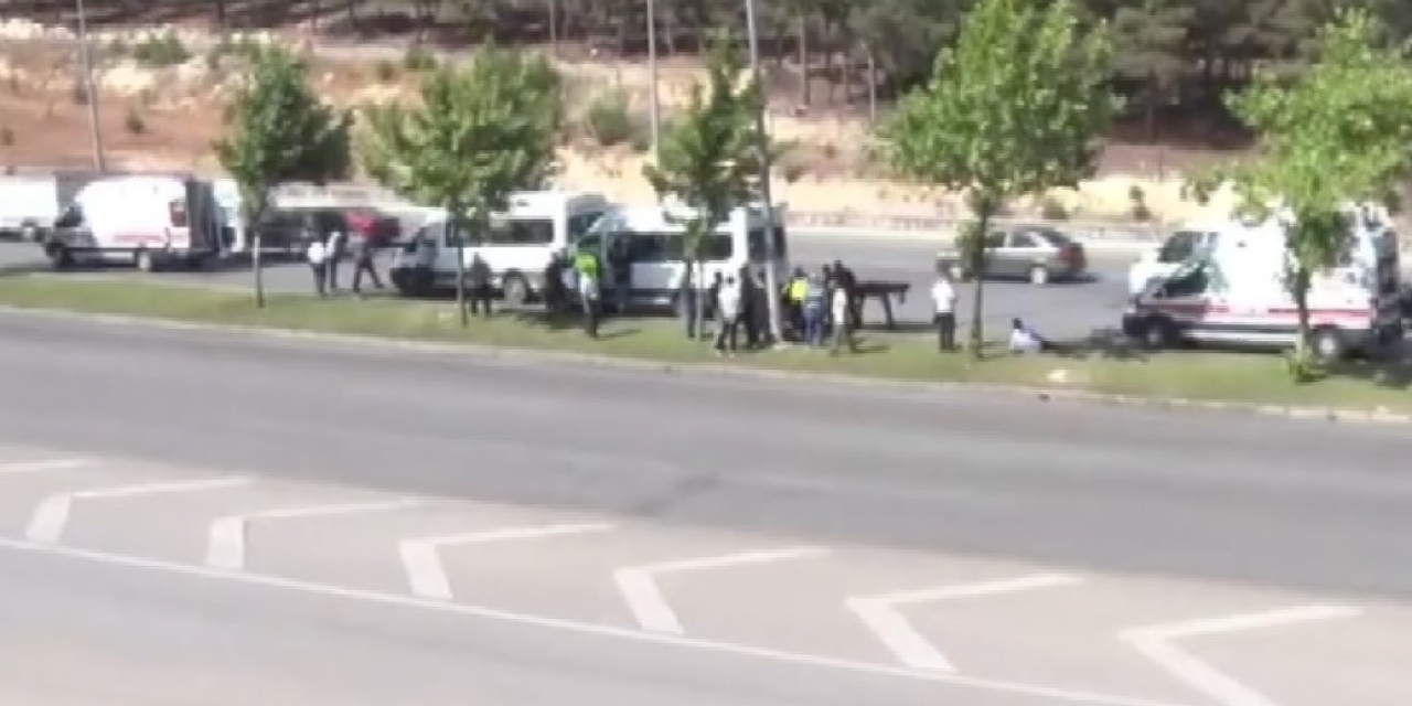 Gaziantep’te Yayaya Çarpan İşçi Servisine Başka Servis Çarptı: 1’i Ağır 4 Yaralı