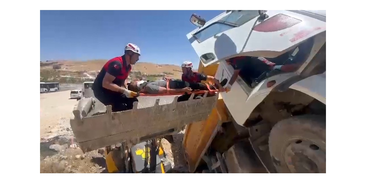 Yaralı Sürücü Kepçe İle Kurtarıldı