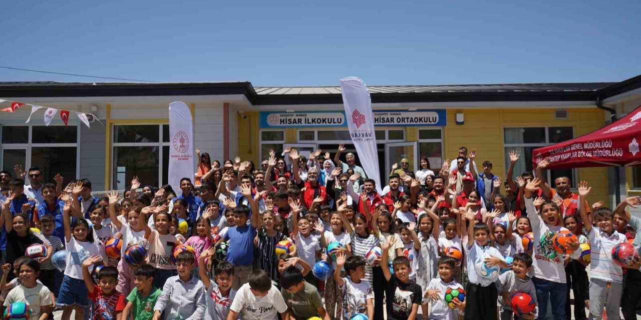 Gaziantep Vakıflar Bölge Müdürlüğü Depremzede Öğrencilerin Karne Sevincine Ortak Oldu