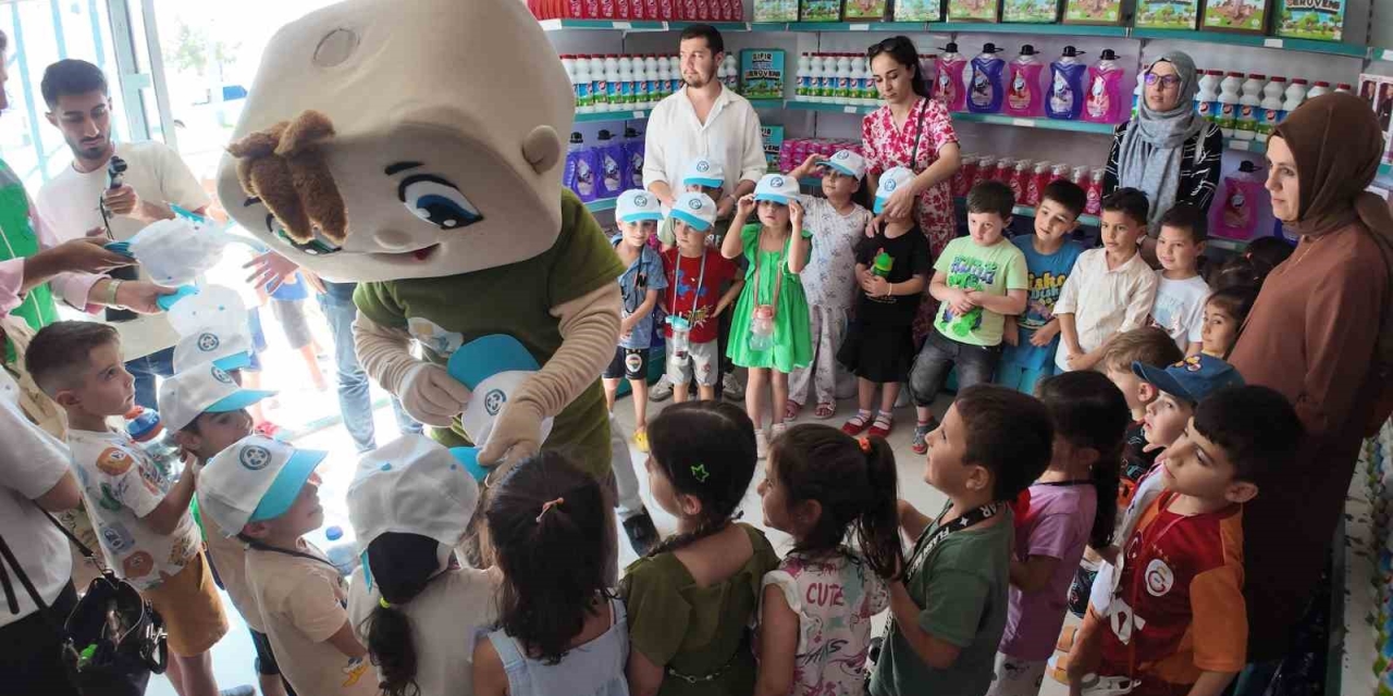 Takdir Belgesini Götüren Hediyesini Aldı