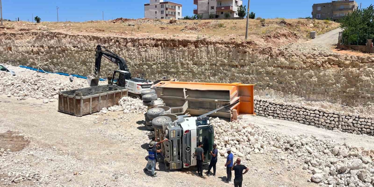 Yük Boşaltan Kamyon Devrildi
