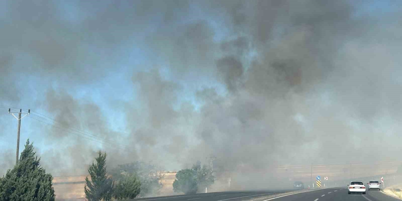 Anız Yangını Saman Balyalarını Küle Çevirdi